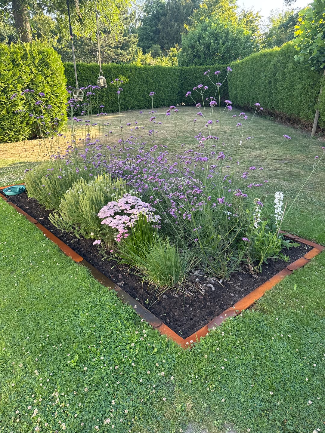 Customer photo review of Rasenkante Eckstück aus Cortenstahl