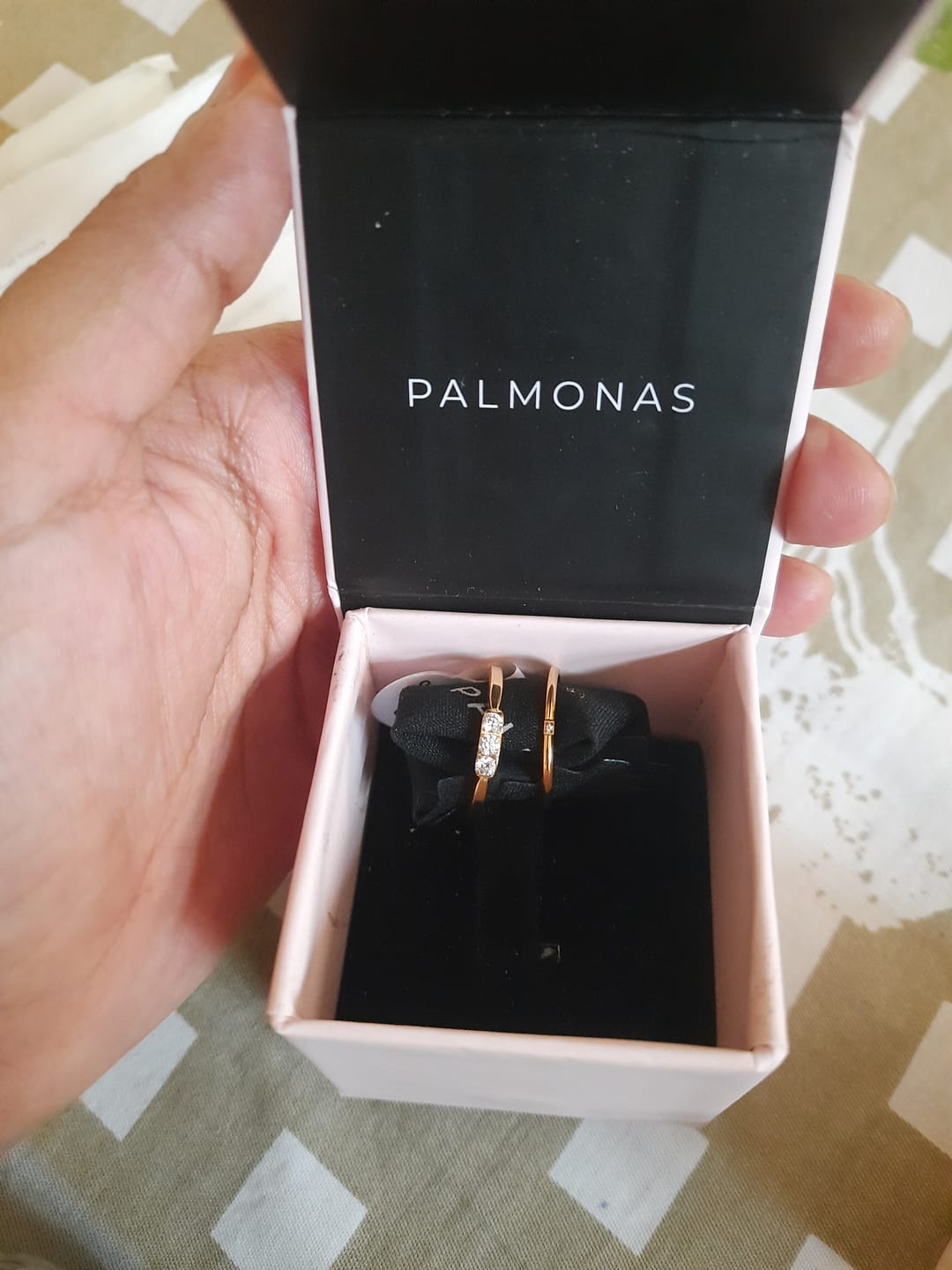 Customer photo review of Solitaire Shine Minimal Ring