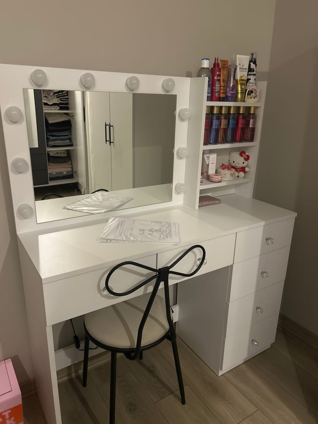 Customer photo review of Rani BJ127 Hollywood Işıklı Aynalı Kulis Makyaj Masası 6 Çekmeceli Takı Düzenleyici Beyaz