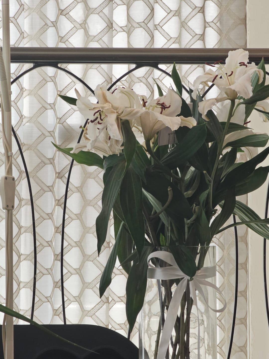 Customer photo review of 10 White Casablanca Lilies in Glass Vase
