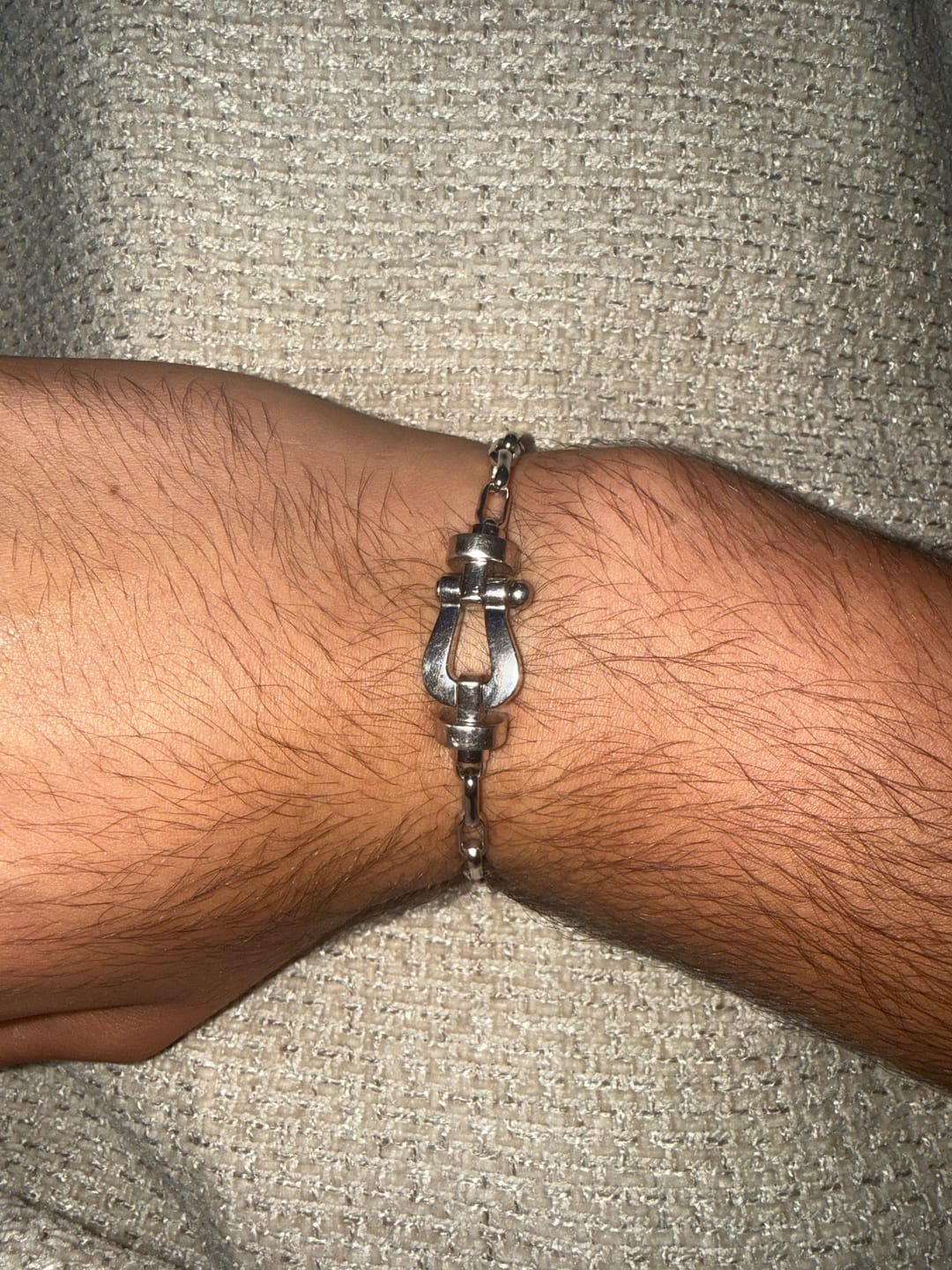 Customer photo review of צמיד יוקרתי עם רצועת חוליות כסופה ואבזם בגוון כסף מבריק — JEWELLUXE™