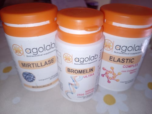 Il prodotto Bromelin Ultra del recensore, affiancato da altri due integratori Agolab.