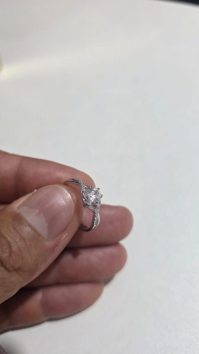 Customer photo review of Anillo Ajustable de Promesa Rose Plata925