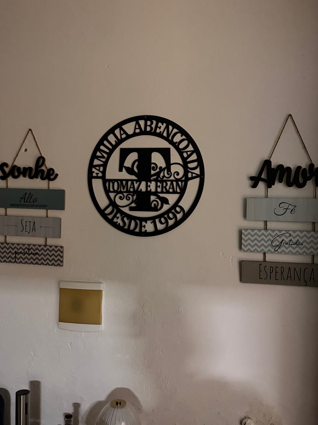 Customer photo review of Placa Inicial Sobrenome Família