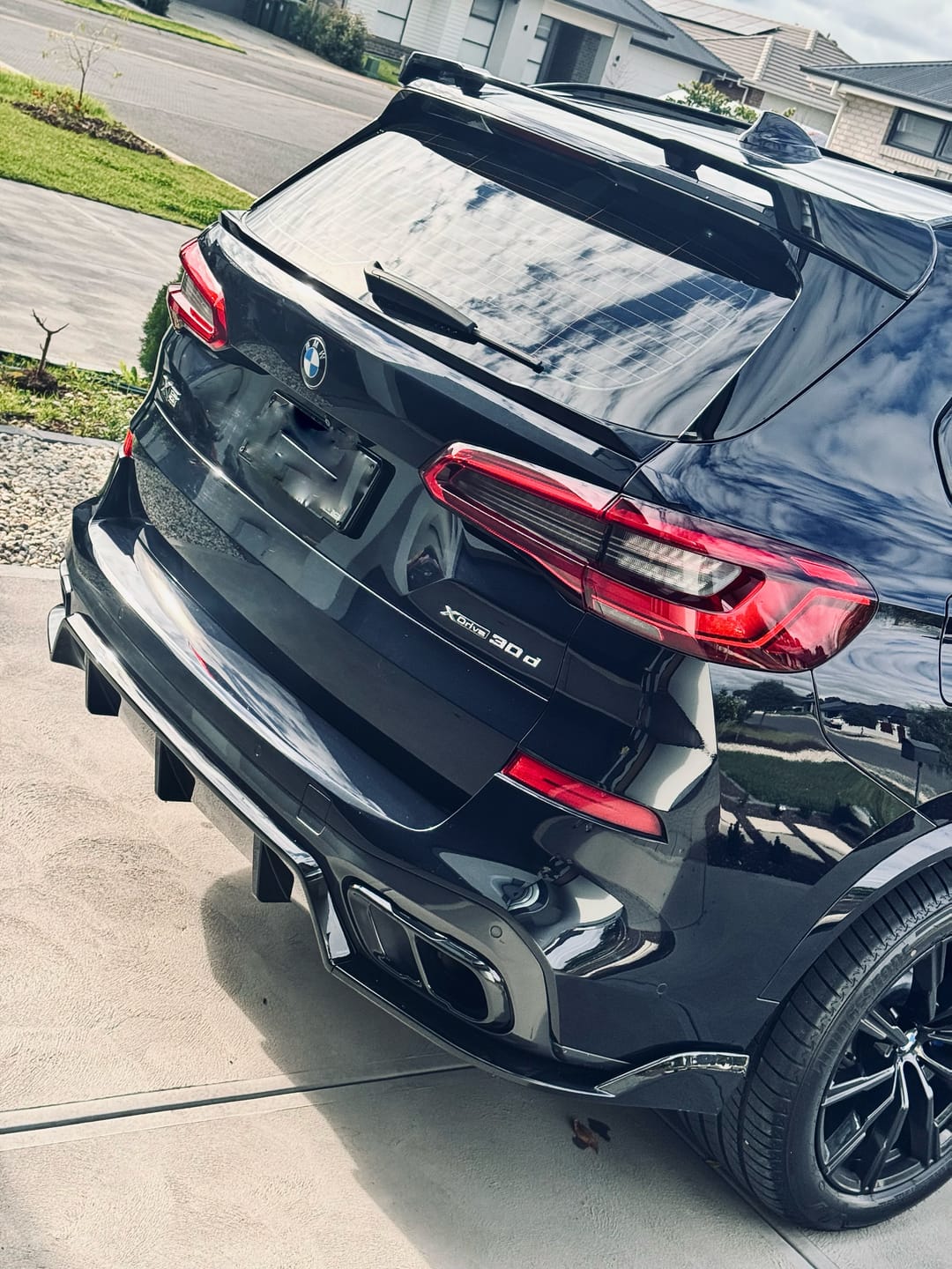 Customer photo review of G05 X5 Pre-LCI Black-Out Kit Gloss Black Full Body Kit (Front Lip, Side Skirts, Rear Diffuser, Mid-Spoiler, Roof Spoiler,  Mirror Covers, Grilles)