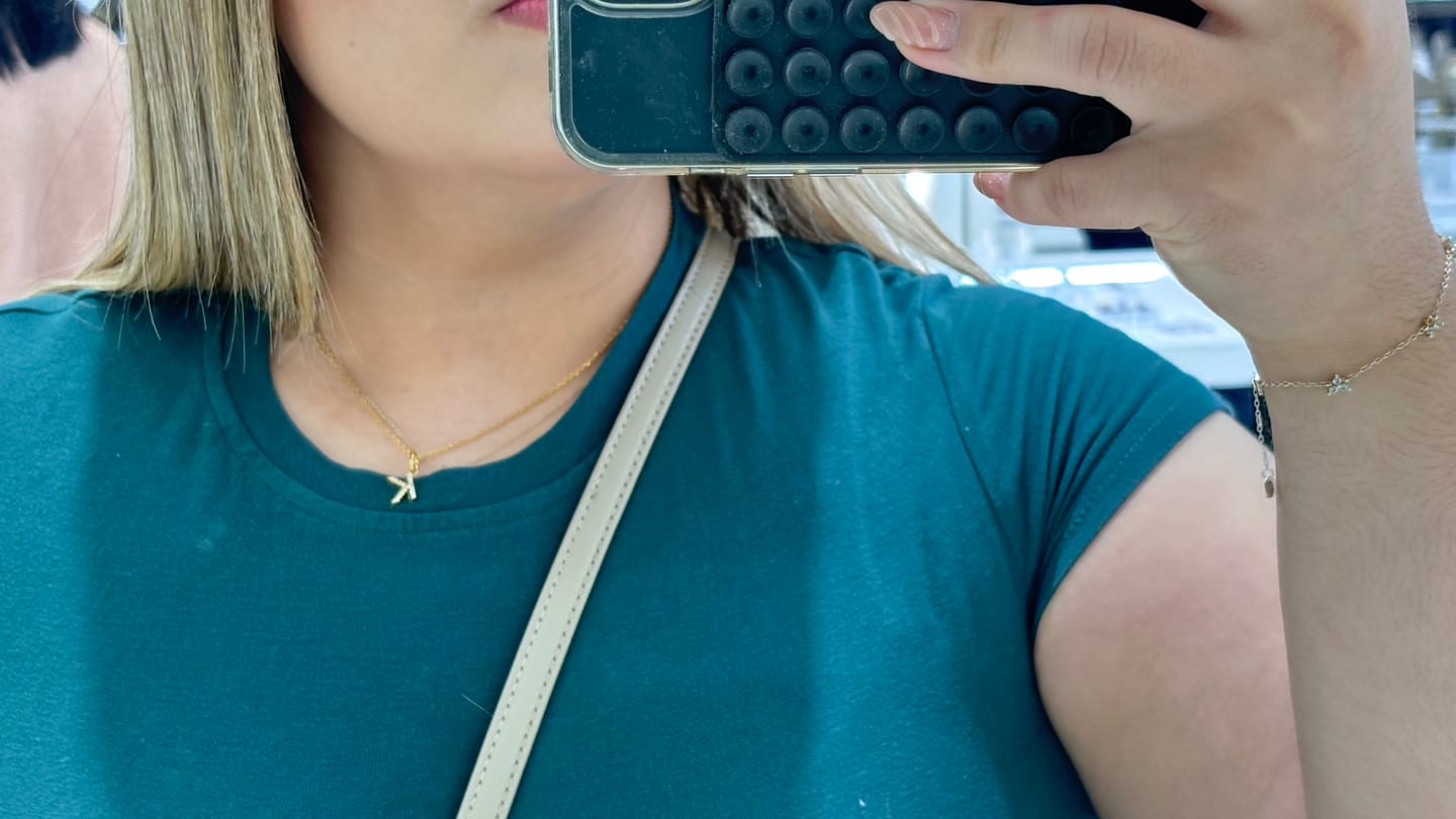 Customer photo review of Collar Dorado Inicial Con Zirconias