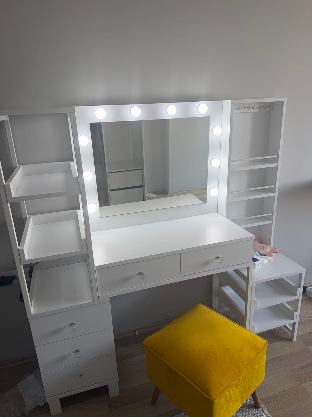 Customer photo review of Rani BJ154 Hollywood Işıklı Aynalı Kulis Makyaj Masası 5 Çekmeceli Açık Raflı Takı Düzenleyici Beyaz