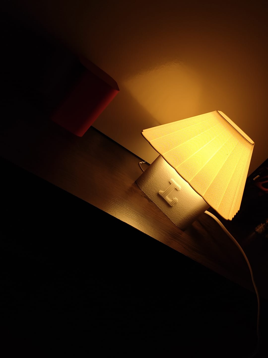 Customer photo review of Luminária Acalanto - Tecnologia SleepWave™ com Luz Vermelha