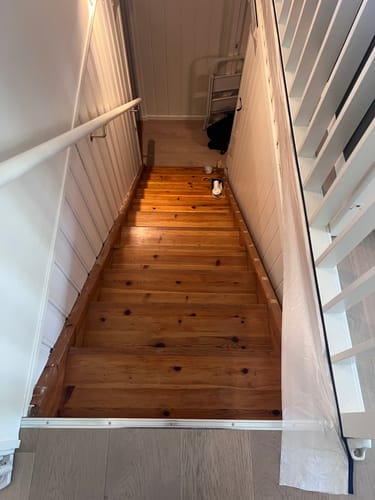 Anmelderens originale mørke tretrapp før den ble fornyet med Tropea Oak kontaktplast.