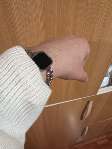 Cliente mostrando la pulsera Enigma Men en su muñeca, con la gema central de color negro.