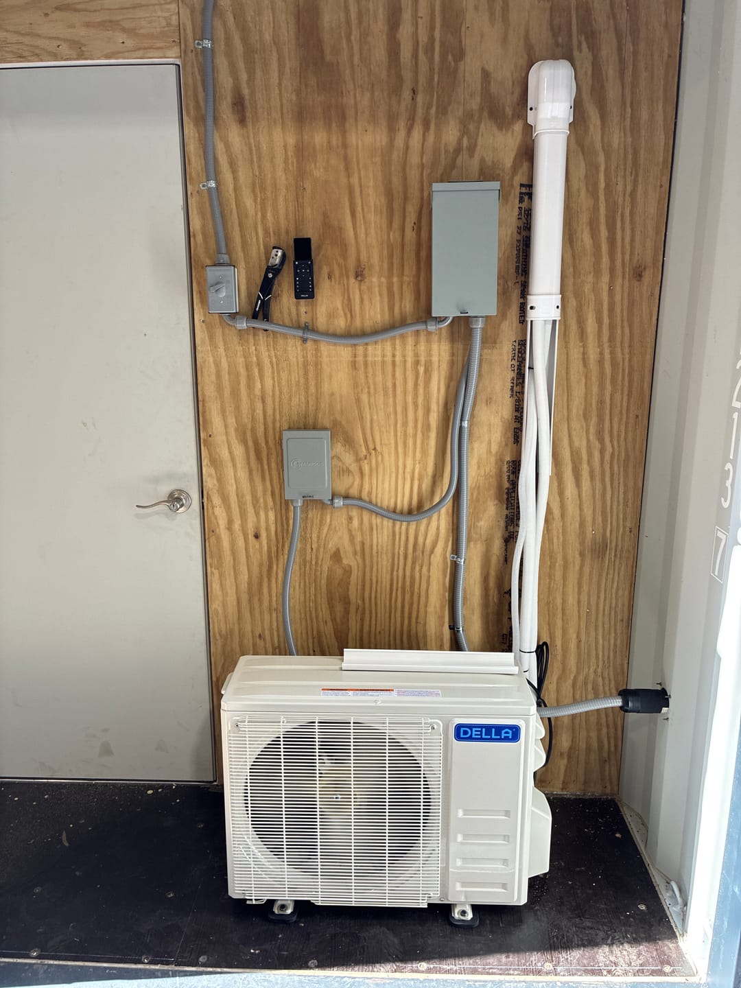 Customer photo review of DELLA Econo Series 17000 BTU 17 SEER2 Mini Split Heat Pump AC-Up to 1000 Sq.Ft.