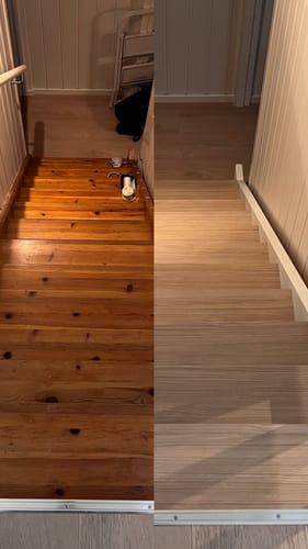 En sammenligning som viser kundens trapp før og etter påføring av Tropea Oak kontaktplast.