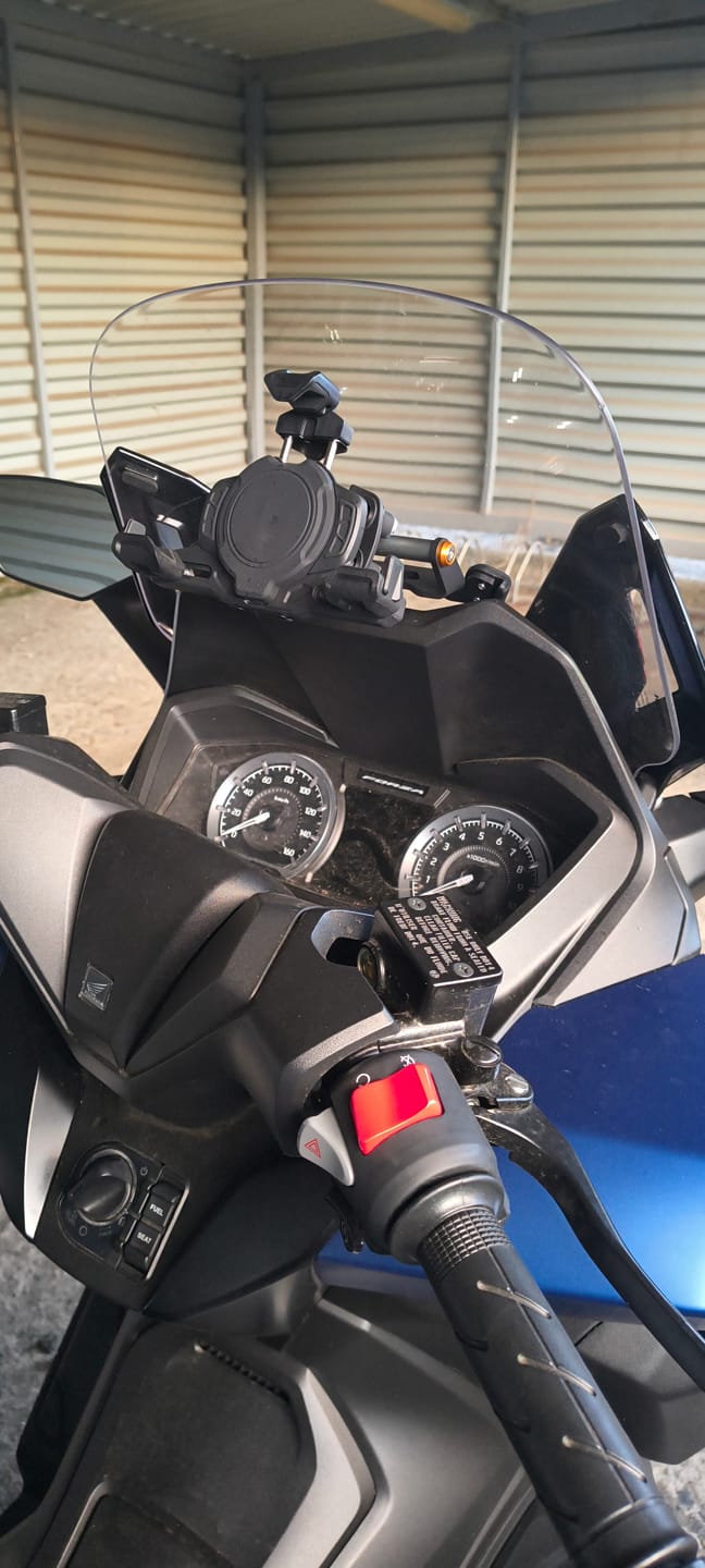 Customer photo review of LOBOO PH02S Anti-Vibration Motorcycle Phone Mount - 15W Wireless & 24W Fast Wired Charging - Shock Absorbing Holder for iPhone/Samsung - Fits 22-28mm Handlebars & Mirros