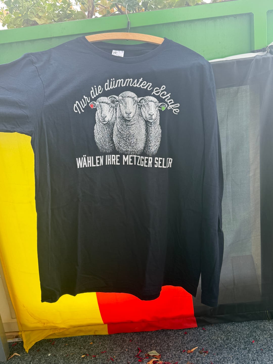 Customer photo review of Nur die dümmsten Schafe wählen ihre Metzger selber  - Unisex Long Sleeve T-Shirt
