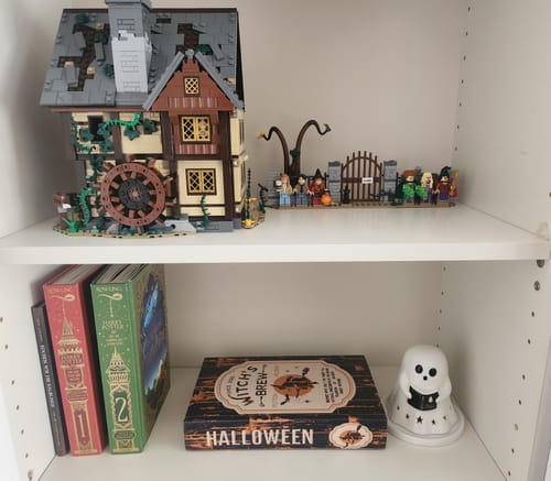 Die dekorative 'Witch's Brew' Halloween-Verpackung des Rezensenten auf einem weißen Regal.
