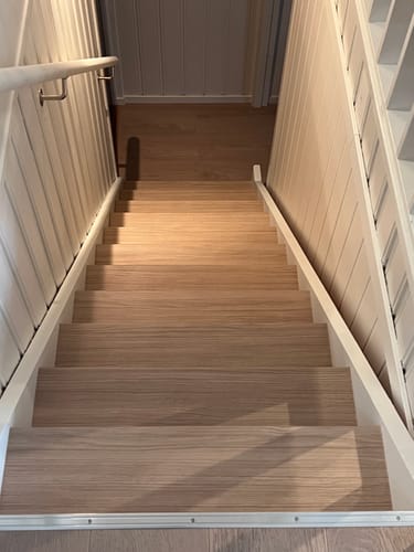 Anmelderens trapp etter å ha blitt fornyet med lys Tropea Oak kontaktplast på trinnene.