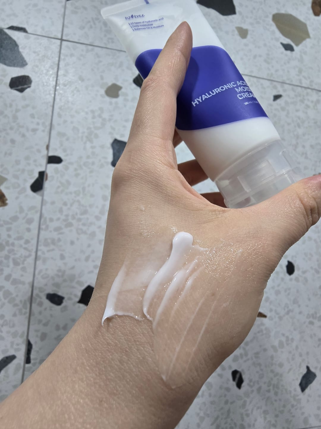 Customer photo review of Krēms dziļai ādas mitrināšanai ar hialuronskābe IsNtree Hyaluronic Acid Moist Cream