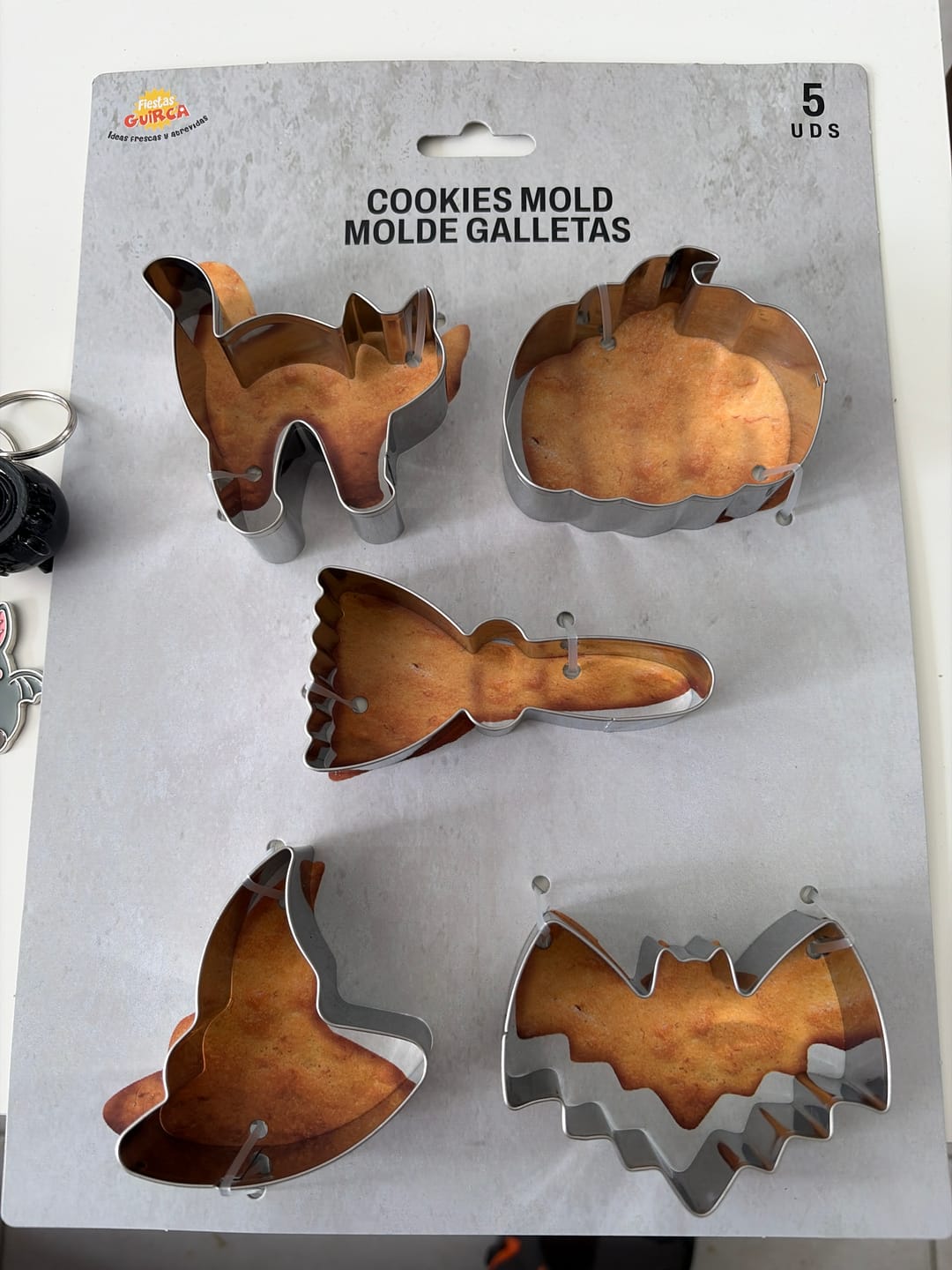 Customer photo review of Halloween Ausstechformen Set – 5-teilig aus Metall Keksausstecher (Kürbis, Fledermaus, Hexenhut, Katze, Besen)