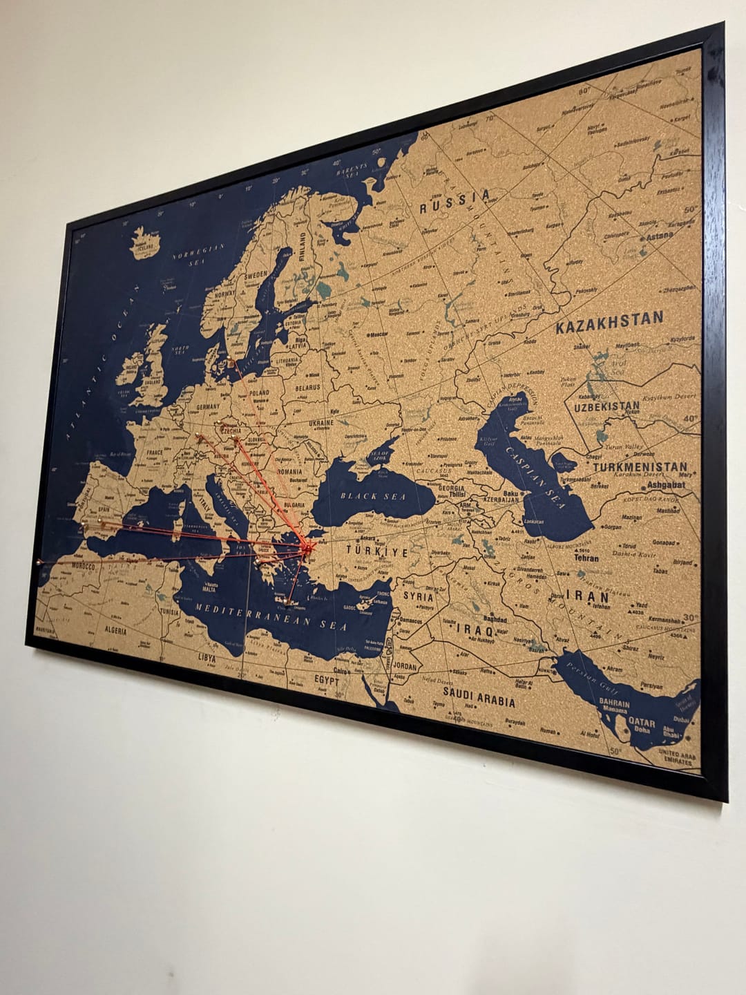 Customer photo review of Çerçeveli Mantar Avrupa Haritası - Pinlenebilir Modern Tablo