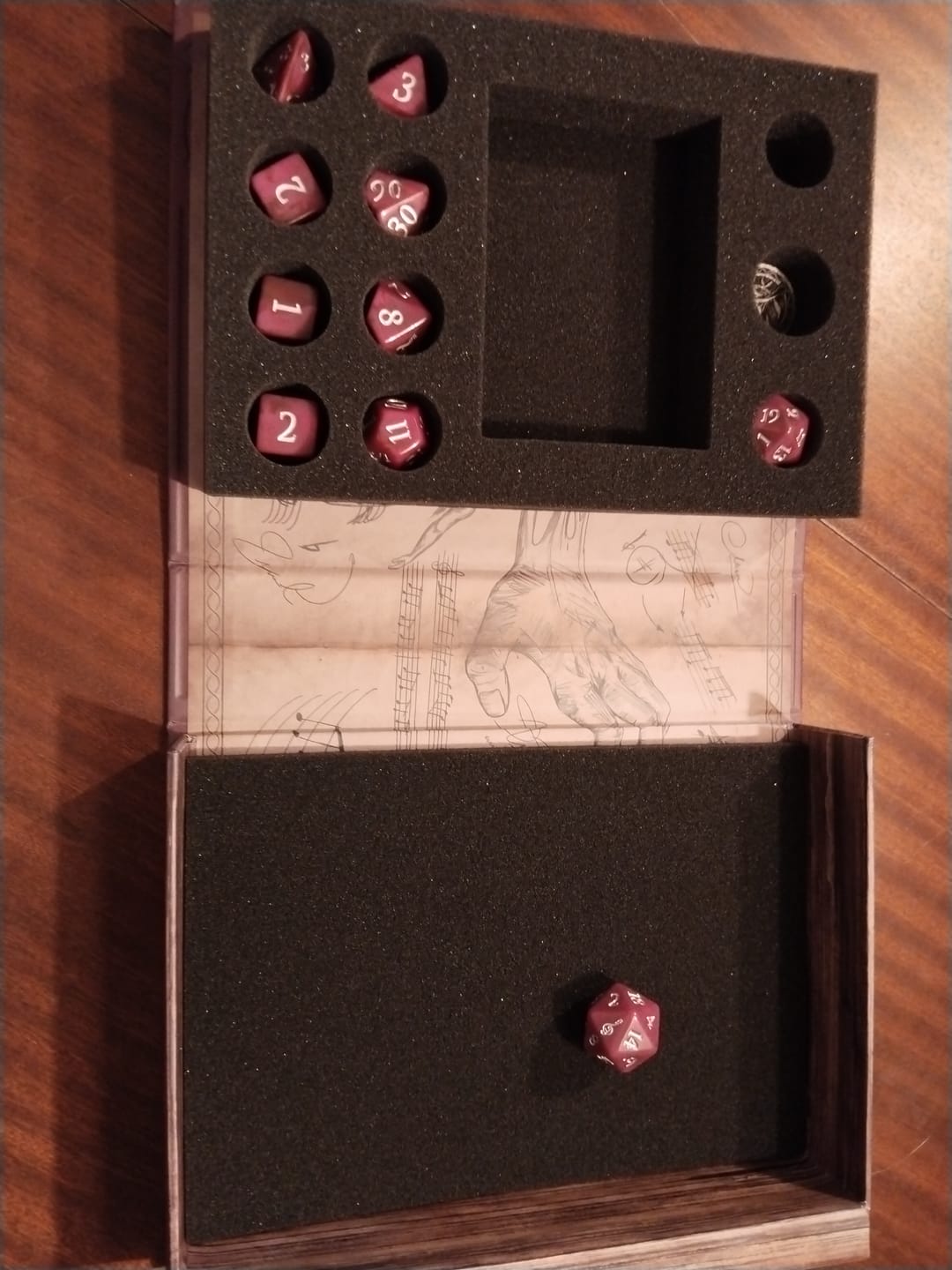 Customer photo review of Verschiedene Klassenwürfel-Sets in Foliant-Etui (10 Würfel, 1 Münze)