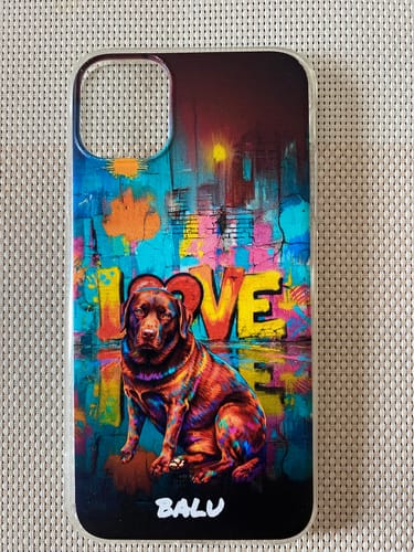 Rezensent zeigt die personalisierte Streetart-Handyhülle mit einem farbenfrohen Porträt seines Hundes Balu.