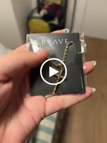 Customer photo review of Collar Hombre BRAVE Cruz Jesucristo