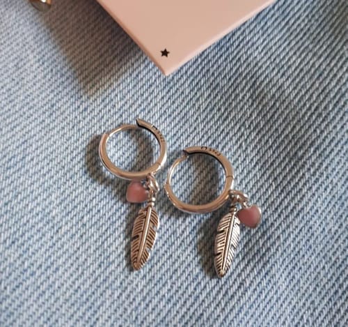 Customer photo review of Pendientes Plumas de Amor