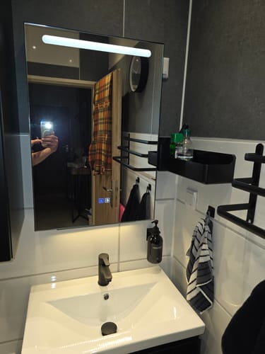 Customer photo review of SONNI LED Spiegelschrank mit Make-up Ablage, Anti-Beschlag, Steckdose & Kosmetik-Organizer, 3 Lichtfarben Vollständig Montiert