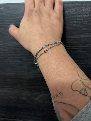 Customer photo review of Pulsera Red Gem