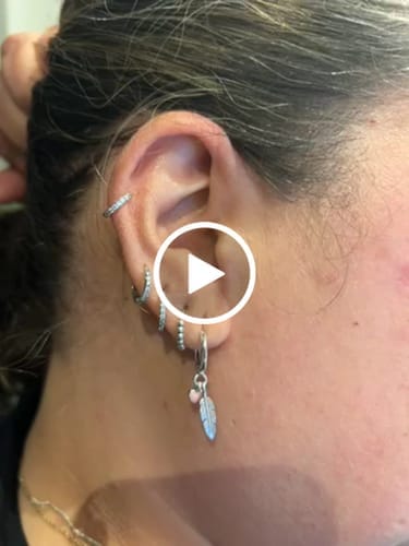 Customer photo review of Pendientes Plumas de Amor