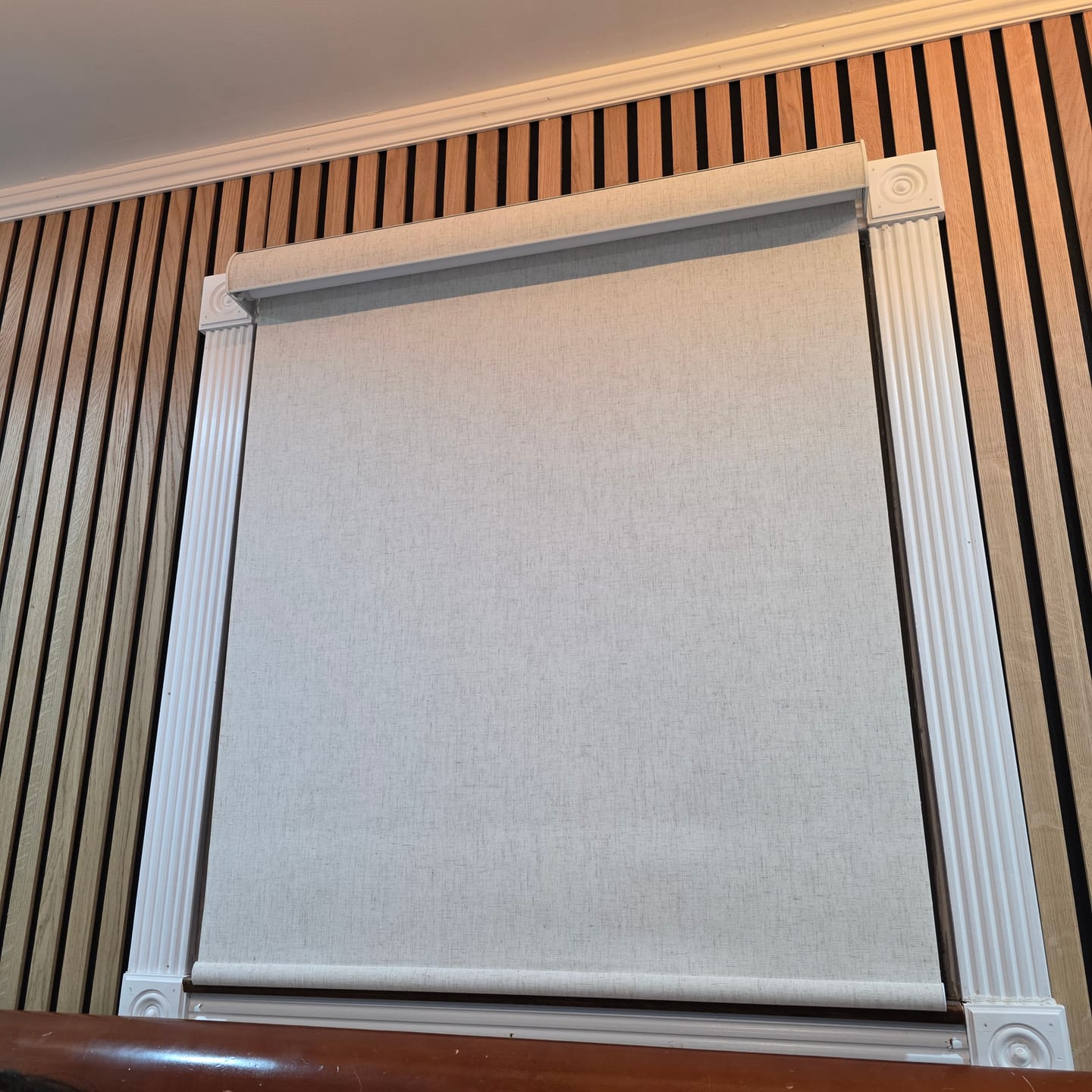 Customer photo review of SmartWings Motorized Roller Shades 100% Blackout Linen