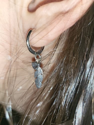 Customer photo review of Pendientes Plumas de Amor