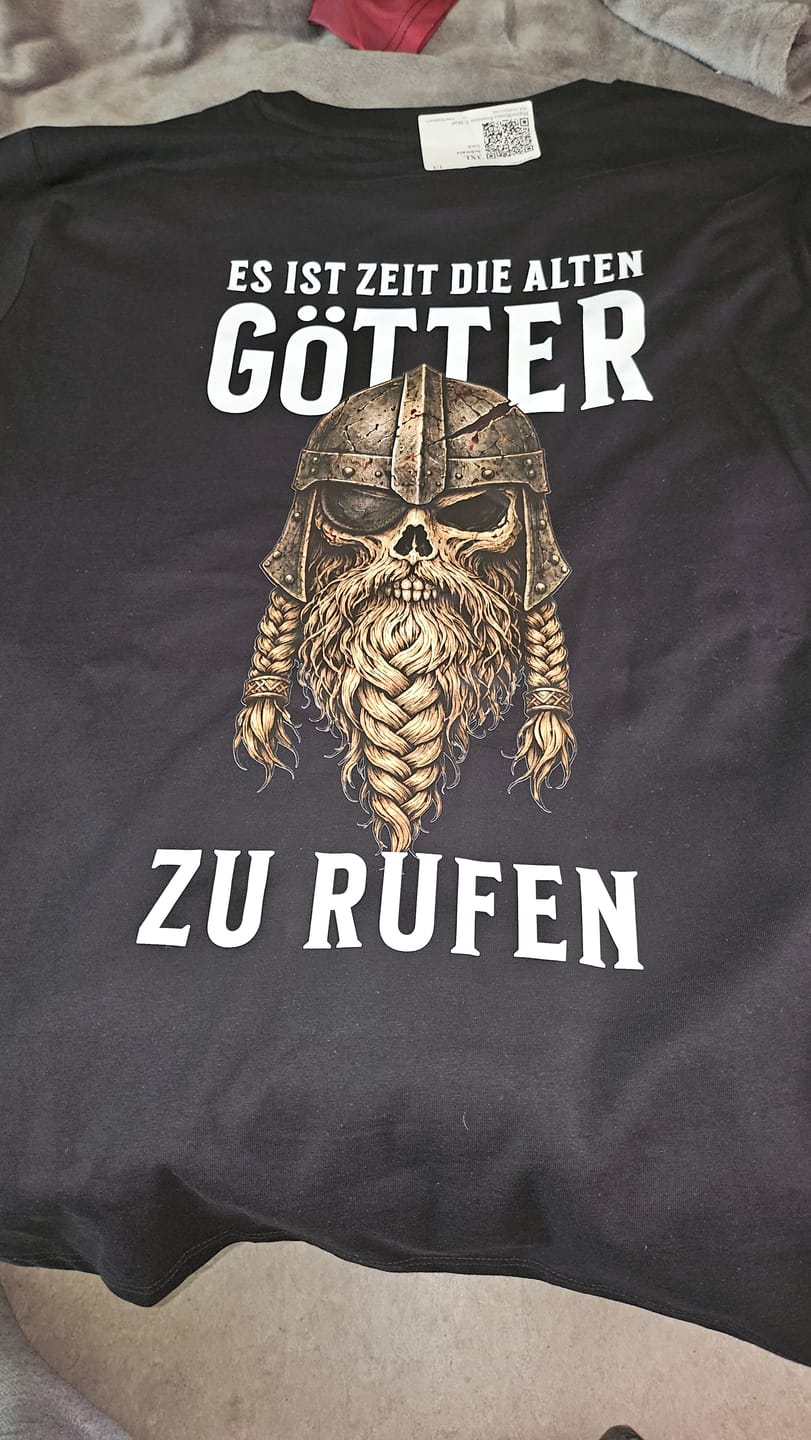 Customer photo review of ES IST ZEIT DIE ALTEN GÖTTER ZU RUFEN Unisex Premium Shirt