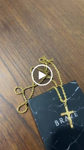 Customer photo review of Collar Hombre BRAVE Cruz Jesucristo