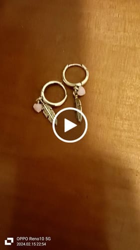 Customer photo review of Pendientes Plumas de Amor