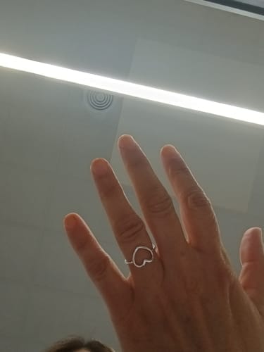 Customer photo review of Anillo Minimalist Heart