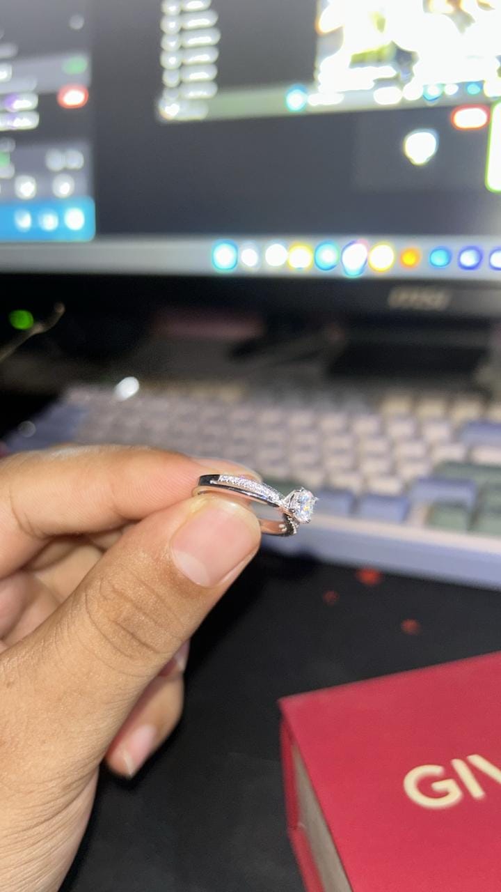 Customer photo review of Kriti Sanon Silver Zircon Layered Ring