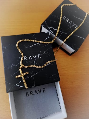 Customer photo review of Collar Hombre BRAVE Cruz Jesucristo