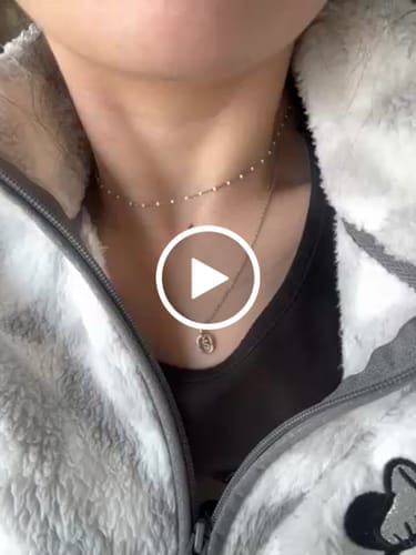 Customer photo review of Collar Inicial Brillo