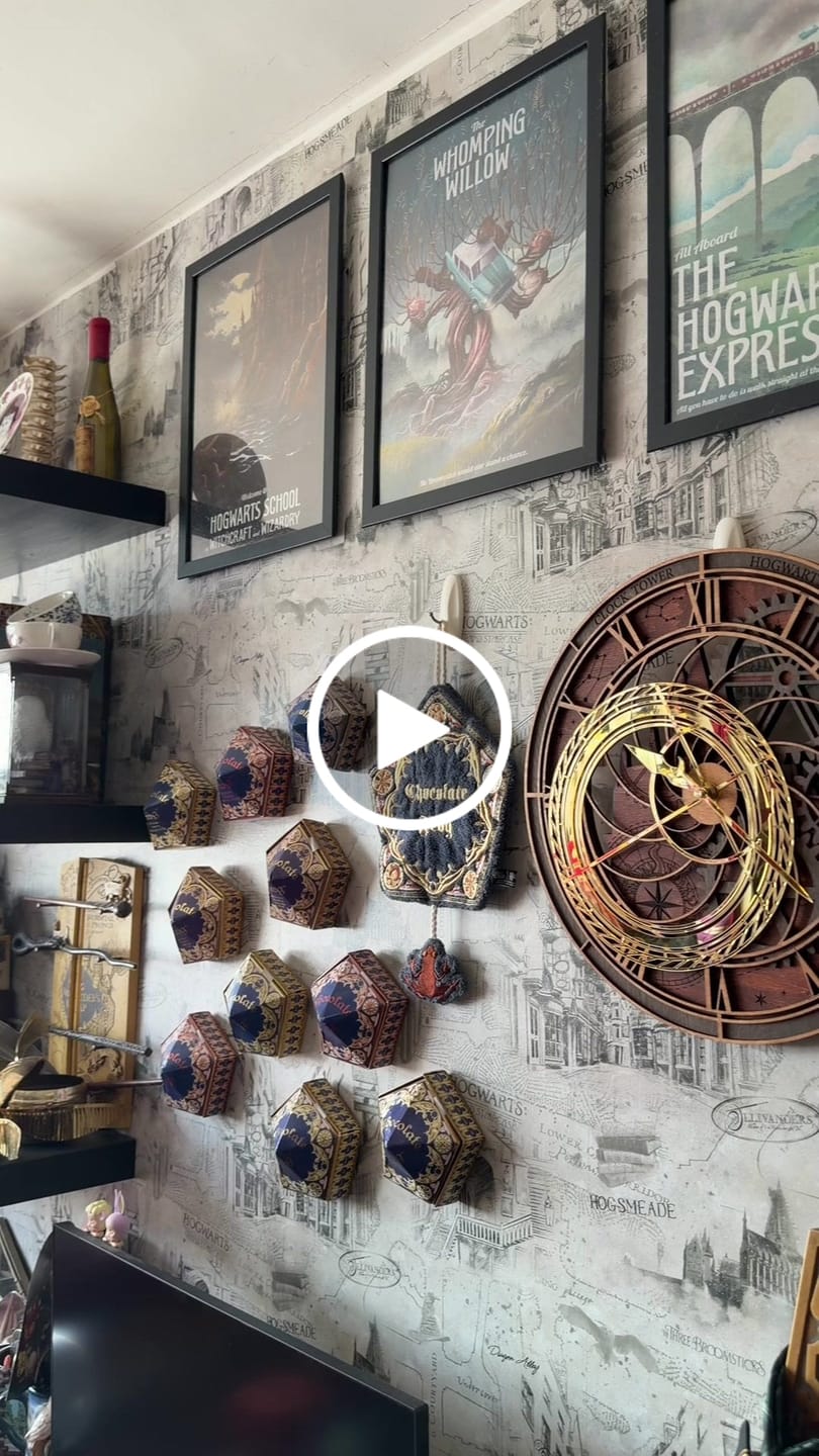 Customer video review of HANDCRAFTED HOGWARTS™ CLOCK TOWER 3D WALL CLOCK - OFFICIALLY LICENSED - HARRY POTTER