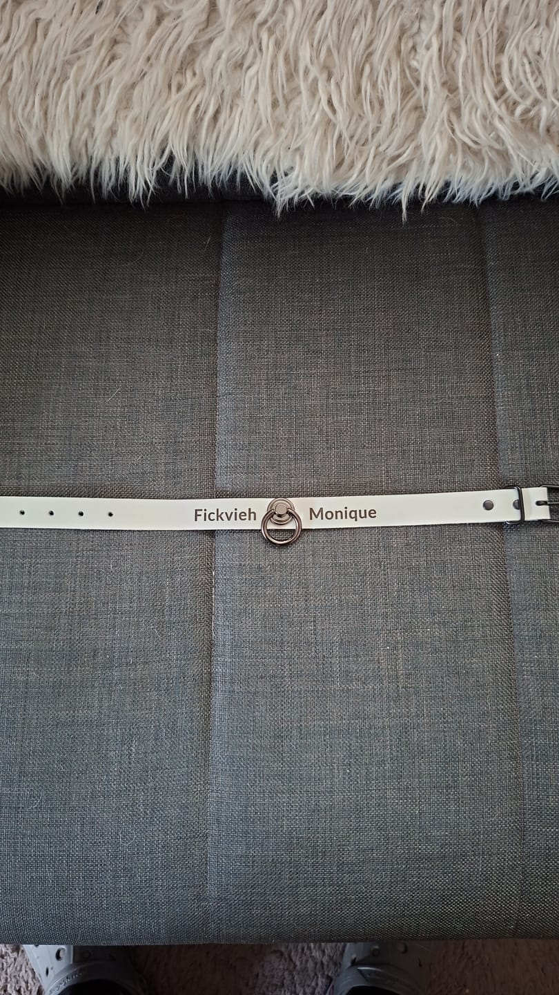 Customer photo review of SiaLinda: YOU Albina Lackleder Halsband weiss, grosser O-Ring, individuelle Gravur, personalisiert
