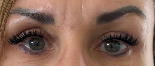 Nahaufnahme der Augen einer Kundin, die die voluminösen Lucky Charm Wimpern trägt.