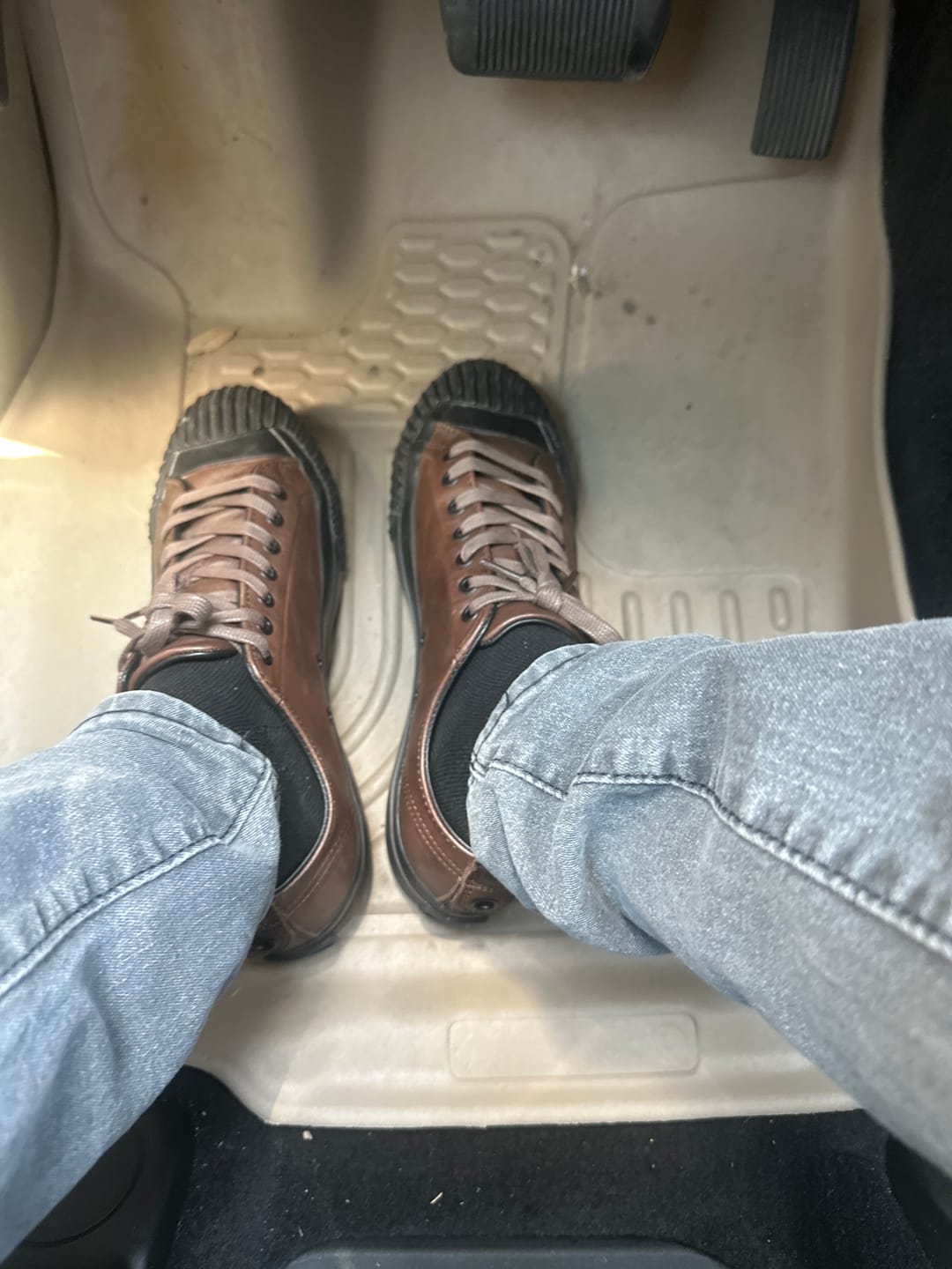Customer photo review of Grounder Luxe Low-Top Brown/Black
