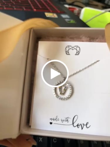 Customer photo review of Collar Iniciales Brillantes
