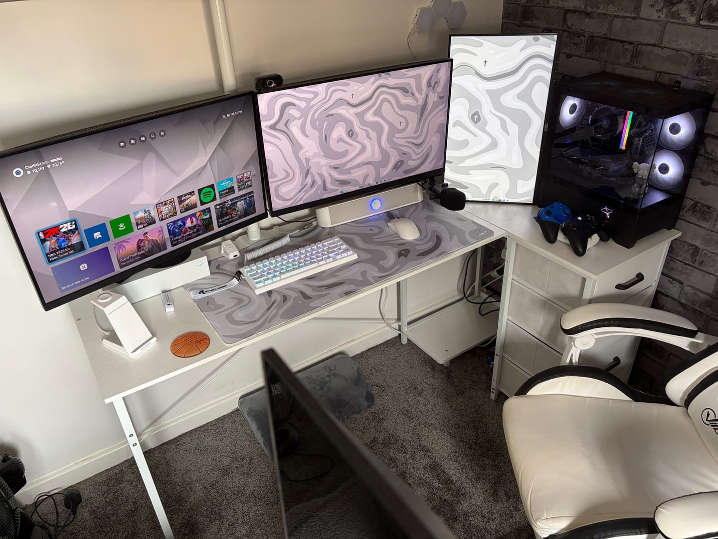 Customer photo review of Liquid White Mousepad