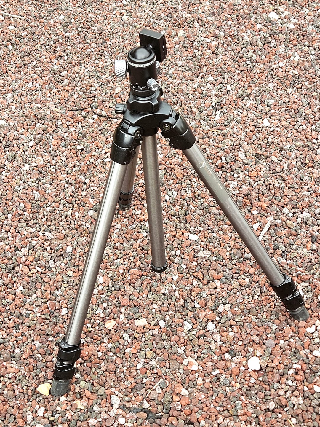 Customer photo review of SLIK Pro AL-700DX Aluminum Tripod Kit w/ 700DX Legs and 700DX Pan/Tilt Head (Black Legs)