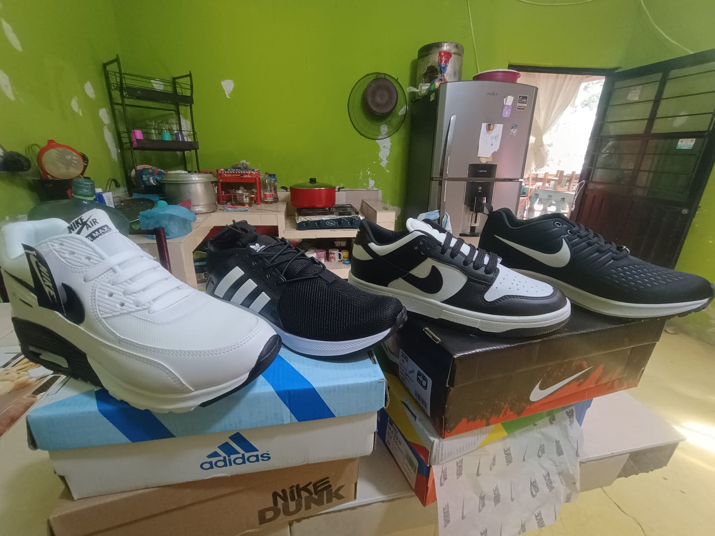 Customer photo review of Tenis 012 Negro Blanco