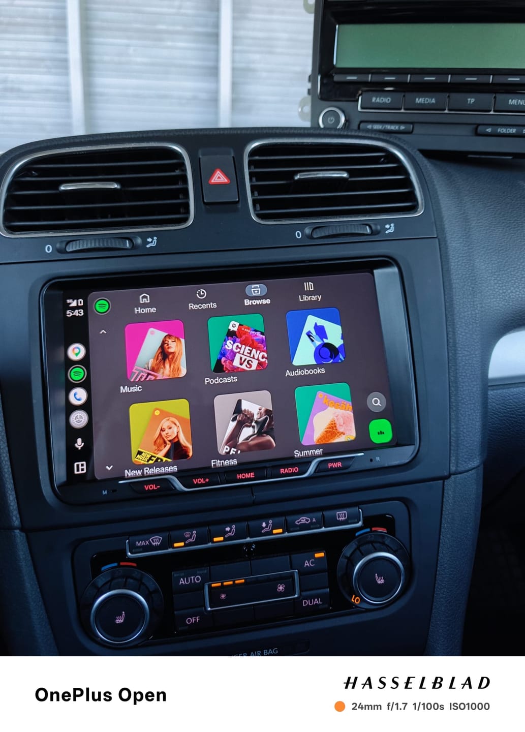 Customer photo review of VOLKSWAGEN VW GOLF 2009-2012 MK6 - PREMIUM HEAD UNIT UPGRADE KIT: RADIO INFOTAINMENT SYSTEM WITH WIRED & WIRELESS APPLE CARPLAY AND ANDROID AUTO COMPATIBILITY