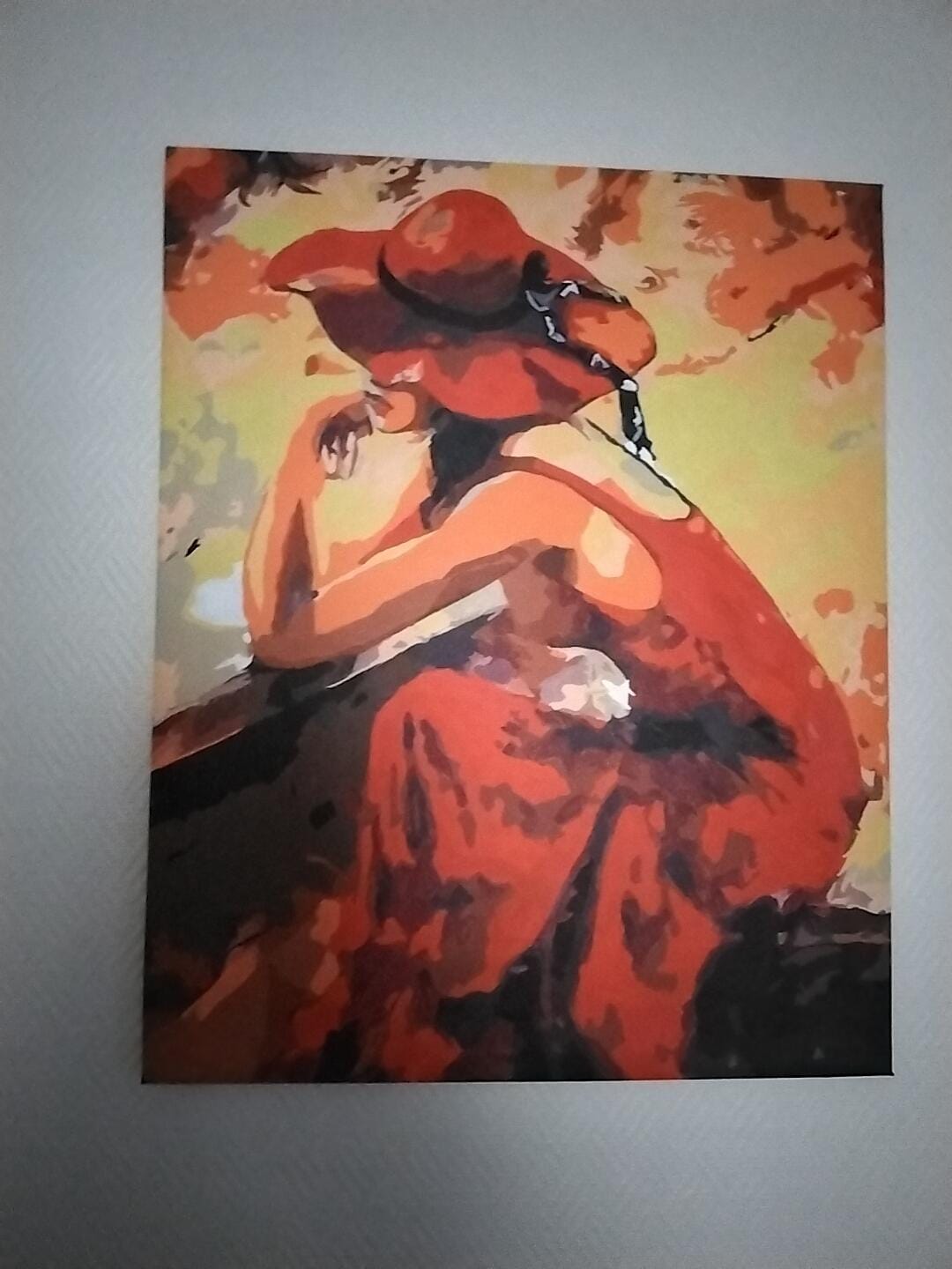 Customer photo review of Femme en Robe et Chapeau rouges
