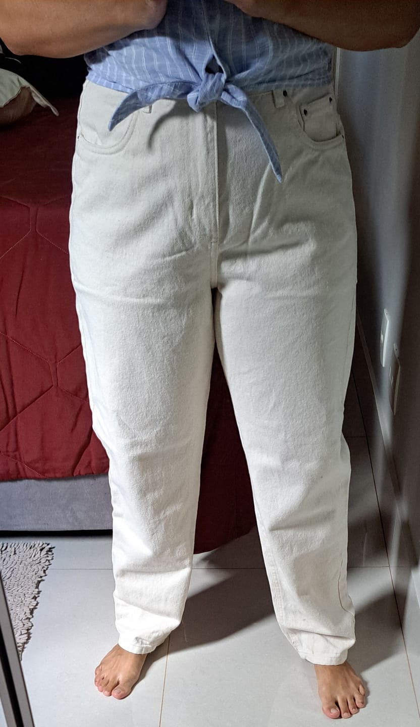 Customer photo review of Calça Jeans Mom Jequitibá Bege